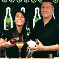 Love Hotelin Minna Nieminen ja Miko Helander sekoittavat lemmenjuomia asiakkaille.