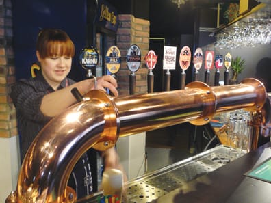 Jaana Huhtamäki laskee stoutia Oluthuone Esplanadin kymmenpäisestä hanasta.