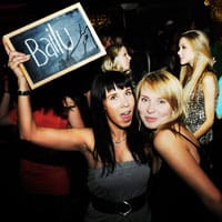 Heidi ja Tea ovat "eksyneet" Onnelan pöydälle.