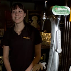 Baarimikko Mari esittelee Rennon uutta hanaa.