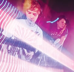 Dj:t Sami ja Riku esiintyvät kuvassa poikkeuksellisesti kaikki vaatteet yllään.