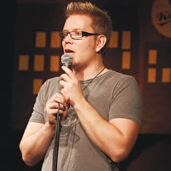 Komiikan ammattilainen Pekka Jalava soittaa kumauttaa kongia Klubilla.