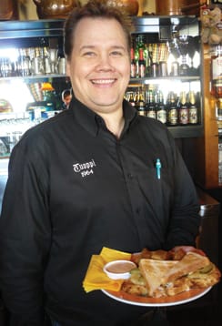 Tuopin Simo Luukkonen ja kanaleipä, jolla ruokkii vaikka koko pöytäseurueen.