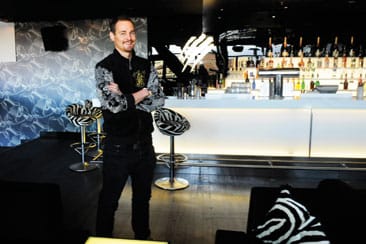 Tigerissa on vip lounge, joka on samassa paikassa kuin ex-Luxin vippi. Lisäksi ravintolassa toimii yksityisklubi, jonka jäsenyyttä ei voi ostaa, vaan jäsenet siihen kutsutaan. Jäsenmäärää ei paljasteta. Kuvassa Lars Sonck.