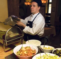 Oscarin olohuoneen kokki Esa Hirvonen tarjoilee buffettia.