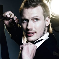 Kim Herold kelpaa myös lahden takana. Social Butterfly oli yksi viime kesän Viron radiokanavien soitetuimmista kappaleista.