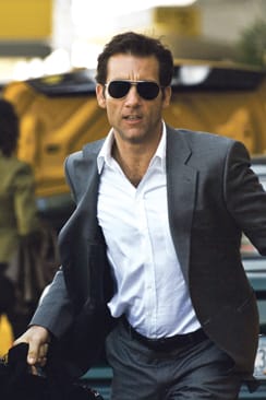 Nyt on hei kiire Julia, pitää hakee lapset päiväkodista...eiku. Clive Owen on siviilissä lontoolainen isä.