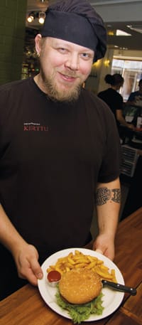 Jani Kaapro tarjoilee Kertun hampurilaisia.