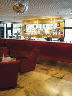 Auroran pöydät siirretään perjantaisin pois tanssin tieltä.