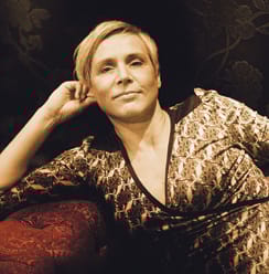 MARI Turunen, 39, on ainoa nainen, joka kelpasi pysyvästi Kummeliin. Nyt hän näyttelee kabareessa.