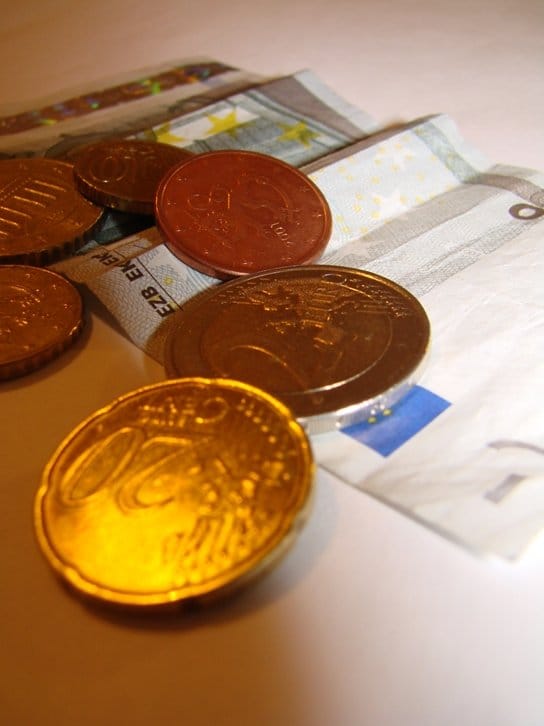 Rahalla saa, ja euroilla pääsee. Myös baarissa.