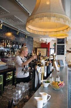 Alvarin baarimikko Saana tarjoilee lämmikettä kylmeneviin iltoihin.