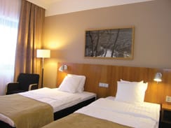 Kylve, kylve, juhli, juhli ja uinu, uinu.