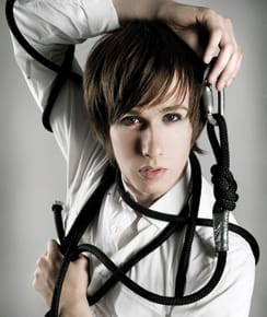 Ennen esitystä nuorallatanssija ja ilma-akrobaatti Kimmo Hietanen, 24, facebookkaa ja venyttelee näytön edessä. Kohtaat hänet Hurjaruuthin talvisirkuksessa.