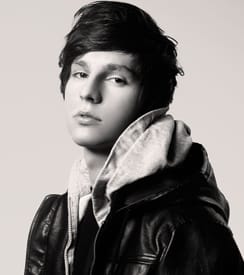 milos rosas, 21v, sai ensimmäisen fanin 16-vuotiaana ja ensimmäisen stalkkerin 19-vuotiaana.