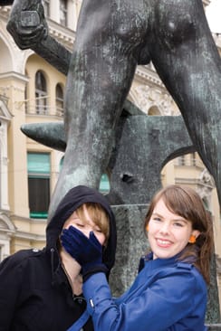 Riie, 28, ja Anna, 25, ajattelivat ensin lähettää novellinsa Jalluun, mutta päättivät mieluummin laatia kirjan.