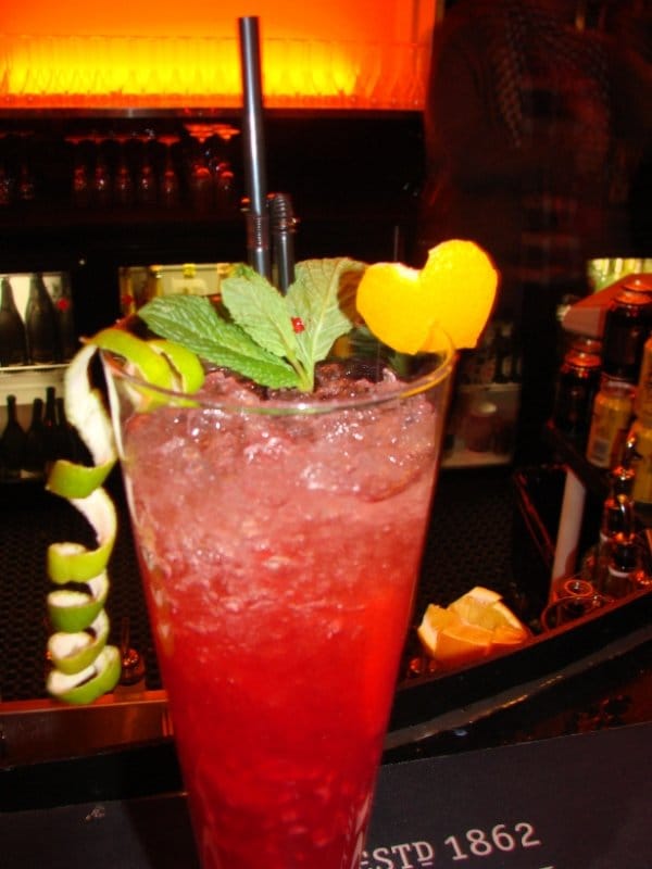 Jenny Woon baarimikkojen vadelmainen taidonnäyte.