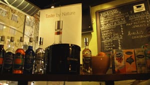 Makusiirappeja, hedelmiä ja mehuja saa Minibaarin Drink hero -kisassa käyttää drinkin luomiseen.