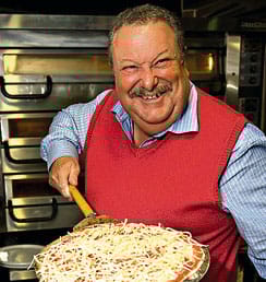 Myös itse pitsakeisari Dennis Rafkin häärii  keväällä keittiössä.