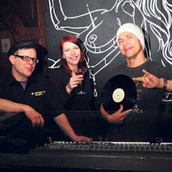 Klubin Jocke Lybeck (vas.) Pirita Kallunki ja Seppo Tahvanainen järjestävät kaupungin suosituimmat bileet.