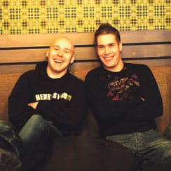 Voitostaan riemastuneita Minibaarin Jakkea ja Anttia oli vaikea saada aloilleen kuvauksen ajaksi.