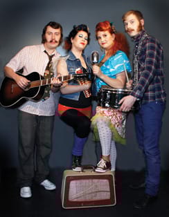 Sanna ja Pinja ovat paitsi poppareita ja hyviä rouvia, myös Rock-fudiksen mimmiliigan staroja.