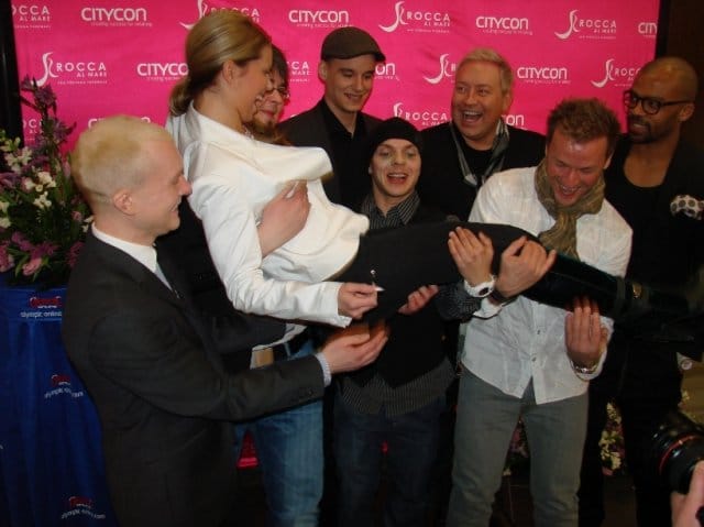 Suomen julkkistiimi hyväntekeväisyyspokeriturnauksessa Tallinnassa