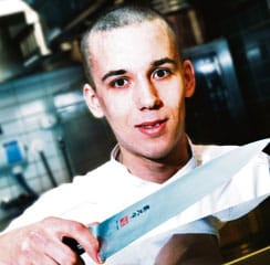 Chez Dominiquen kokki Eric Räty, 20, ei kanna inttiin omia sahrameita. “Niitä safkoja ei sahrami pelasta.”