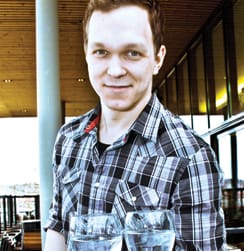 Café Pirittasta voi tehdä veneretkiä kahvilan paatilla. Kuvassa tarjoilija Juli Noutere.