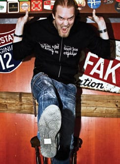 Dokumentaristi Kalle Kujala toivoo, että metalli pelastaisi sukupolven keskiluokkaistumiselta. On vaara, että metalli keskiluokkaistuu sitä mukaa, kun sen kuuntelijat saavat vakiduunit.