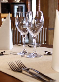 Myllärien remontti näkyy salin uusissa, vaaleammissa kuoseissa sekä astioissa ja laseissa.