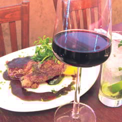 The Grillin pihvien kanssa nautittavaksi sopii niin punaviini kuin mojitokin.