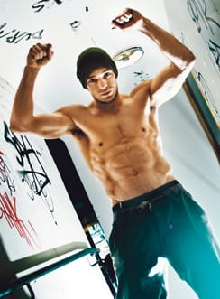 Vapaaottelija Anton Kuivasen lempitekniikka on hyppypolvi. “Hyppään, hämään vasemmalla koukulla ja tähtään oikealla polvella kaveria leukaan. Tehokasta.”