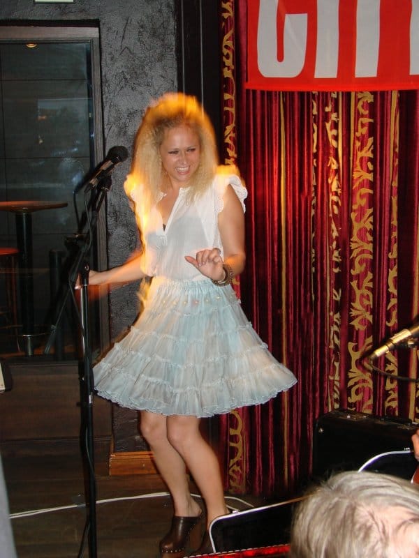 Heli Kajo esiintyi ravintola Baker'sissa Cityn Baarifestareilla.