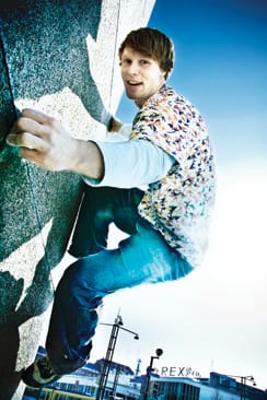 Nalle Hukkataival kiipesi Mannerheimin patsaaseen. “Kaverit aina yllyttävät kiipeämään kännissä patsaisiin. Löysin valokuvan, jossa keekoilen yhdellä jalalla Diana-puiston patsaan pään päällä.”