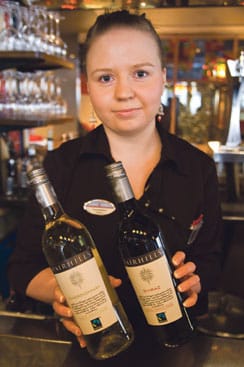 Johanna tarjoilee Sevillassa viinejä.