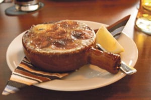 Valkosipulilla terästetyt Panimomestarin etanat kuuluvat Esplanadin à la carte -menun kestosuosikkeihin.