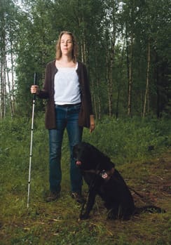 Riikka Hänninen, 29, kuvailee ulkonäköään: ”Monet sokeat ovat hyvin kiinnostuneita tyylistä, mutta en välitä muodista. Mietin asuvalintojani, koska tiedän viestittäväni niillä muille."