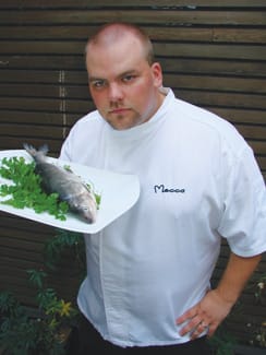 Meccan keittiöpäällikkö Jussi Koponen tarjoilee kotimaista siikaa.