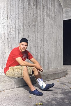 Mikael oli haastattelussa kainalosauvoilla. Nilkka oli muljahtanut tennispelissä.