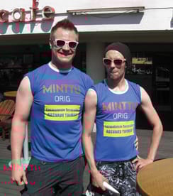 Rovaniemen Hunksit Matti ja Oskari, 26, rasvaavat  lauantaina terassinahkaa.