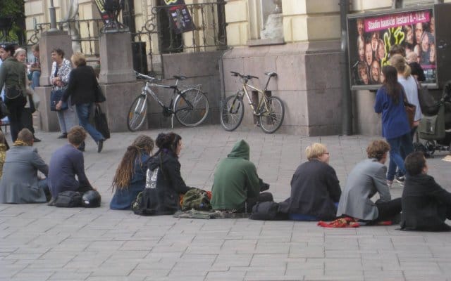 Mieskerjäläiset takaapäin.