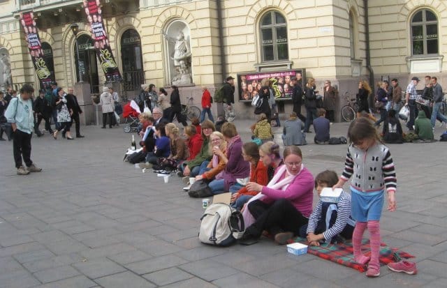 Naiskerjäläiset performanssissa.