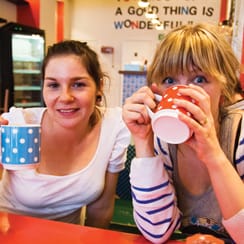 Bossaliinaa pyörittävät Ionna Mavromichalis (vas.) ja Anna-Mari Taipalus.