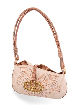 Huutokaupassa myydään myös Valentinon laukku.