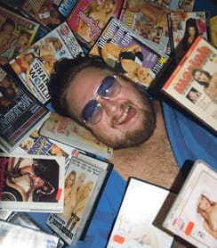 Ahkera oppilas viihtyy opetusmateriaalin keskellä.