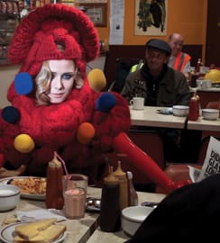 Róisín Murphyn Overpowered-levyn kansi on kuvattu greasy spoonissa.