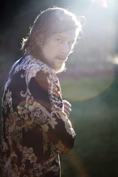 Pop-sensatio Arto Tuunelan alter ego on Arthur Tunes, ja kuulemma läppä.