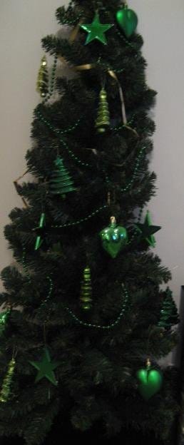 Totaalivihreä joulukuusi