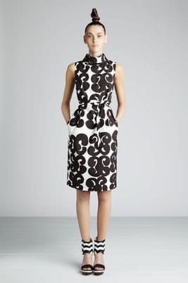 Marimekon Tarhakuosi Samu-Jussi Kosken suunnittelemassa asussa. Kuva: Marimekko